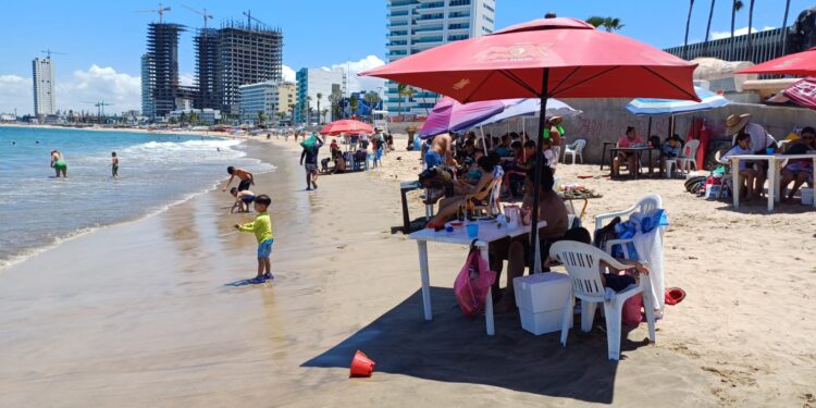 Vendedores de playa en Mazatlán experimentan buenas ventas por incremento turístico