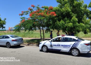 Automóvil derriba a motociclista al cerrarle el paso en Av. del Delfín