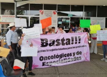 “El cáncer no espera, el cáncer te mata” expresan Pacientes oncológicos que se manifiestan en el IMSS en Mazatlán