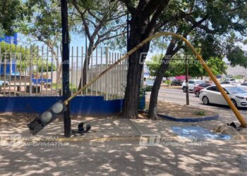 Tractocamión derriba semáforo en Ejército Mexicano y Av. de los Deportes