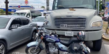 Mañana accidentada en Mazatlán; un motociclista golpeado y daños materiales el saldo