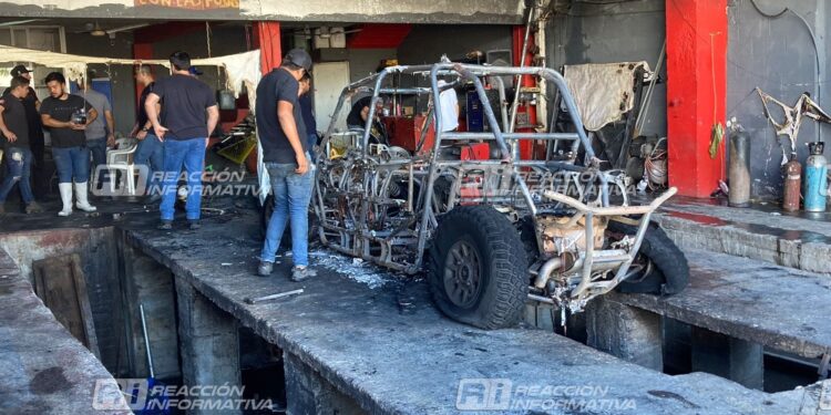 Incendio al interior de un taller de la López Mateos consume un racer