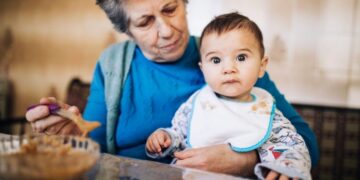Síndrome de la abuela esclava: cómo abordarlo y prevenir consecuencias en la salud