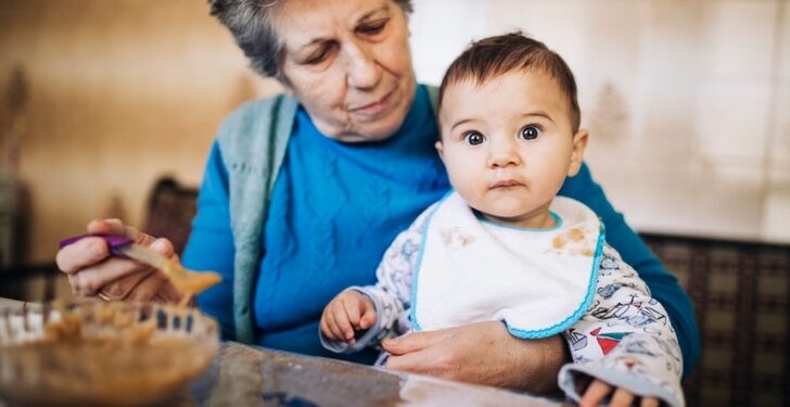 Síndrome de la abuela esclava: cómo abordarlo y prevenir consecuencias en la salud