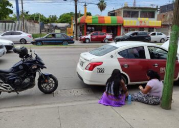 Taxista embiste a mujer y moto en Av. Gabriel Leyva de Mazatlán