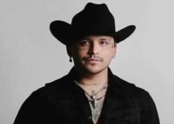 Christian Nodal sorprende al aparecer junto a Johnny Depp y el parecido impacta a los fans