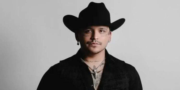 Christian Nodal sorprende al aparecer junto a Johnny Depp y el parecido impacta a los fans