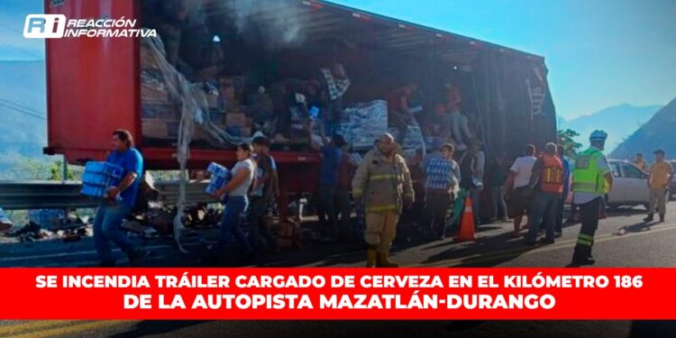 Se incendió un tráiler cargado de cerveza en el kilómetro 186 de la autopista Mazatlán-Durango.