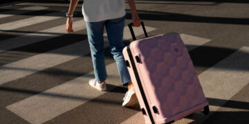 “No hables”: captan a mujer metiendo a un niño en una maleta en Tijuana