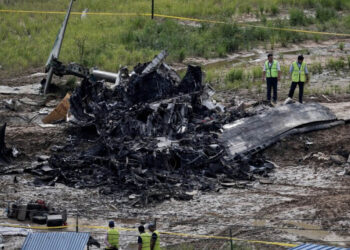 Cae avión comercial en Nepal y mueren todos menos el capitán