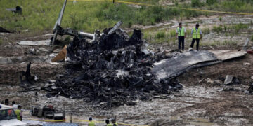 Cae avión comercial en Nepal y mueren todos menos el capitán