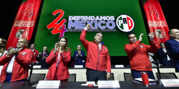 Alejandro Moreno y Carolina Viggiano solicitan licencia para reelegirse en el PRI