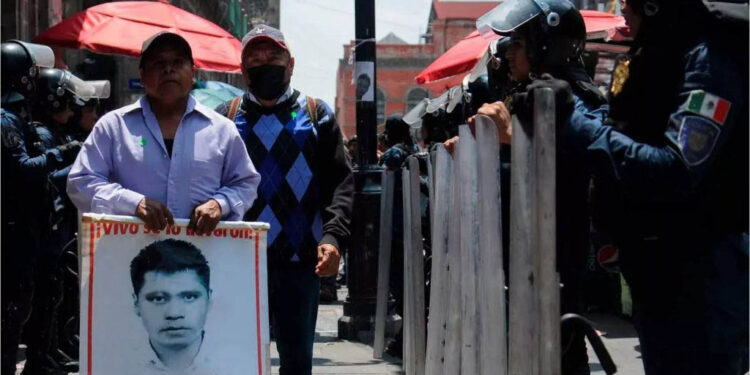 Sheinbaum se reúne con padres de los 43 normalistas desaparecidos de Ayotzinapa