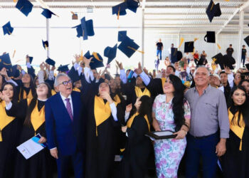 Rocha reitera su compromiso con la Escuela Normal Experimental de El Fuerte