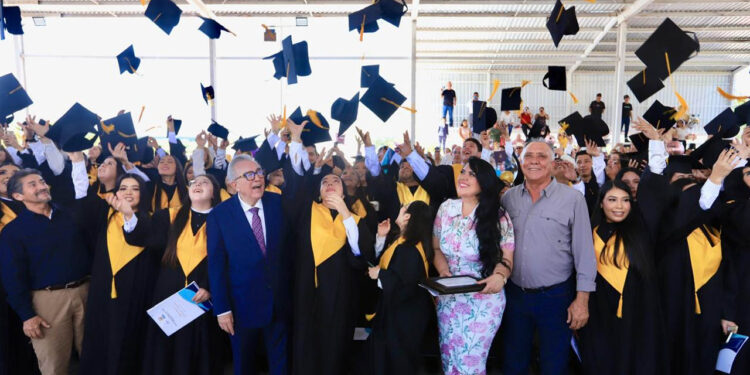 Rocha reitera su compromiso con la Escuela Normal Experimental de El Fuerte