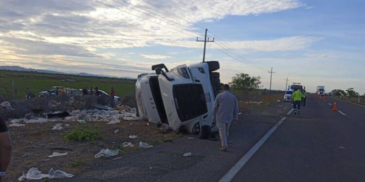 Muere motociclista que se estrelló contra un tráiler en la maxipista Culiacán Mazatlán
