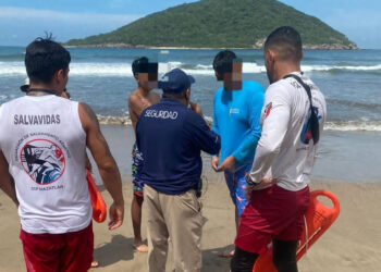 Dos turistas que se ahogaban en playas del puerto son rescatados por salvavidas