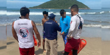 Dos turistas que se ahogaban en playas del puerto son rescatados por salvavidas