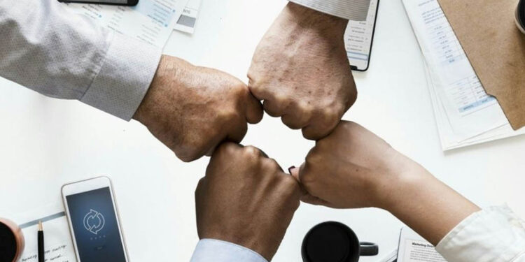 Día Internacional de la Amistad: tener amigos en el trabajo mejora la productividad