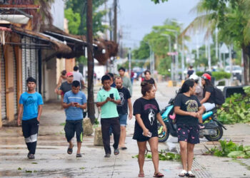 Pobladores de Tulum se Ríen de Beryl: “¡Nos la Peló, Estuvimos en Manos de Dios!”, Celebran Tras Paso del Huracán