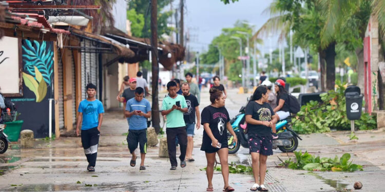 Pobladores de Tulum se Ríen de Beryl: “¡Nos la Peló, Estuvimos en Manos de Dios!”, Celebran Tras Paso del Huracán