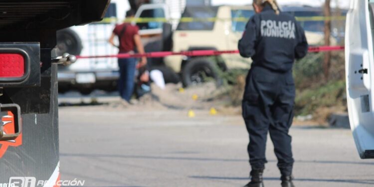 En camioneta de lujo encuentran a dos hombres ejecutados en Culiacán