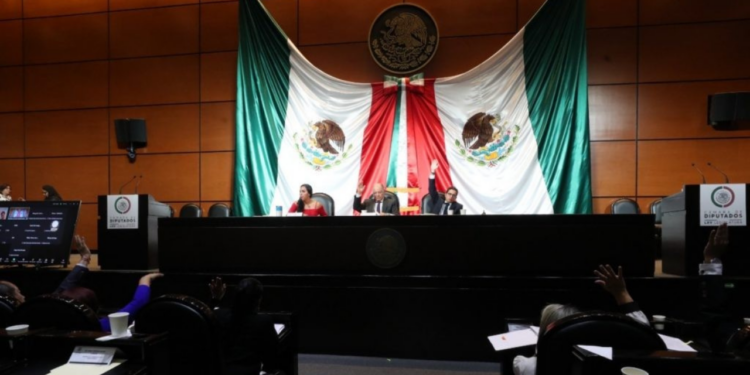 Con oposición a favor, avanzan primeras 4 reformas de AMLO