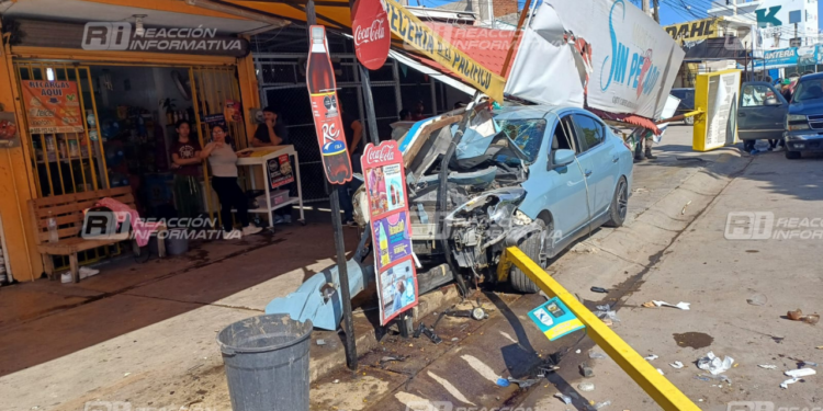 Automóvil choca contra dos negocios en la Francisco Villa