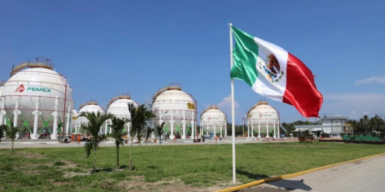México está por alcanzar autosuficiencia en combustibles: AMLO