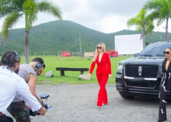 Emma Coronel debuta como modelo en video musical de la abogada de “El Chapo”, tras salir de prisión