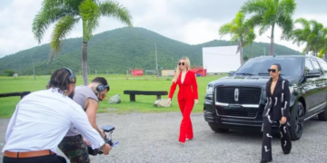 Emma Coronel debuta como modelo en video musical de la abogada de “El Chapo”, tras salir de prisión
