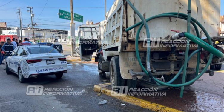 Pipa derriba semáforo a la altura del puente de la Pepsi; al sur de Mazatlán