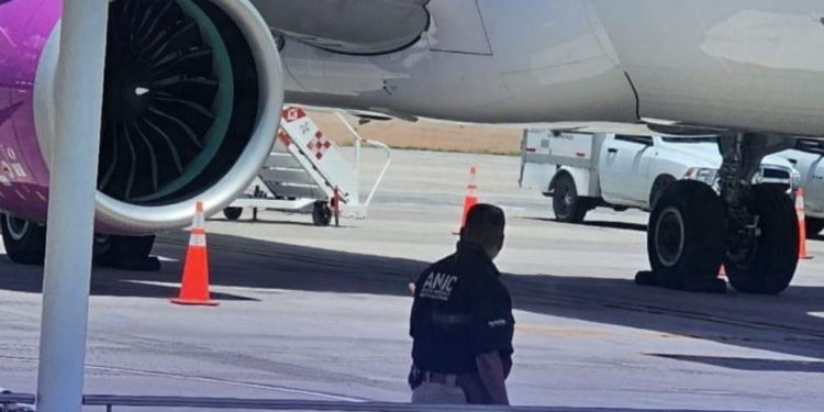 Descubren feto humano abandonado en el baño de un avión en Aeropuerto de Sonora