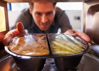 ¿Por qué no deberías calentar tu comida en recipientes de plástico?