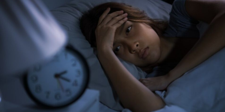 ¿Te despiertas en medio de la noche? Estos 7 consejos te ayudarán a tener un sueño reparador