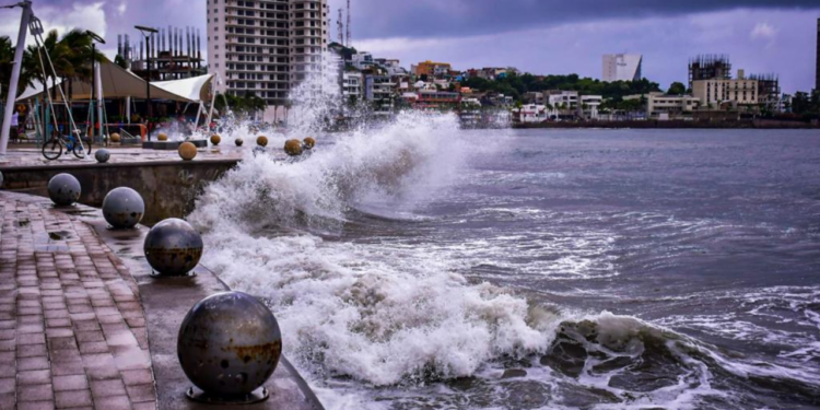 Llovizna con cielo parcialmente nuboso se estará presentando a lo largo del día en Mazatlán
