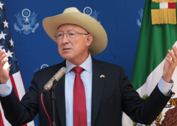 Ken Salazar cambia el discurso; se opone a reforma de AMLO y advierte riesgos en la relación comercial con EEUU: “Necesitamos certeza”
