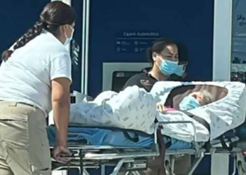 ¿Había necesidad? Familiares llevan en camilla a mujer de la tercera edad a un cajero en Nuevo León
