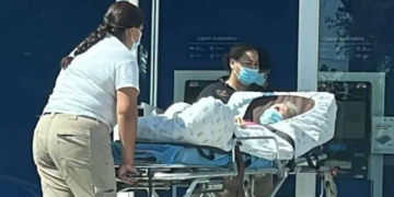 ¿Había necesidad? Familiares llevan en camilla a mujer de la tercera edad a un cajero en Nuevo León