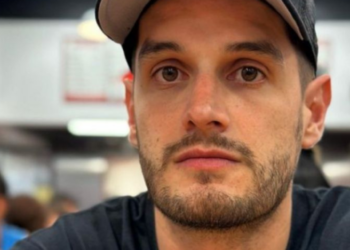 Adrián Marcelo confiesa que “coquetea” en redes con otras mujeres mientras su esposa duerme a su lado