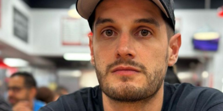 Adrián Marcelo confiesa que “coquetea” en redes con otras mujeres mientras su esposa duerme a su lado