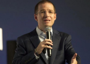 “Con ánimo gigantesco”: Ricardo Anaya vuelve a México para asumir como senador