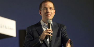 “Con ánimo gigantesco”: Ricardo Anaya vuelve a México para asumir como senador