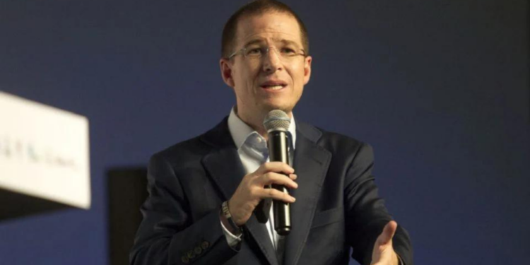 “Con ánimo gigantesco”: Ricardo Anaya vuelve a México para asumir como senador