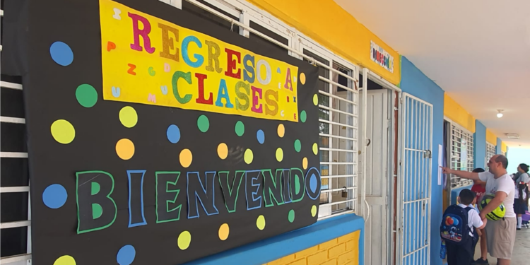 Cerca de 987 mil alumnos de Educación Básica regresan a clases en Sinaloa