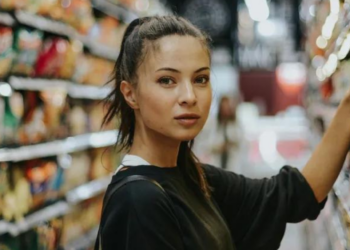 Jóvenes usan los supermercados para ligar; Esto debes poner en tu carrito