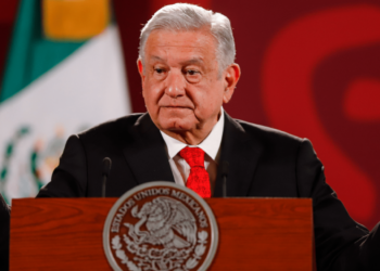 López Obrador pide a la prensa estar lejos del poder y cerca del pueblo