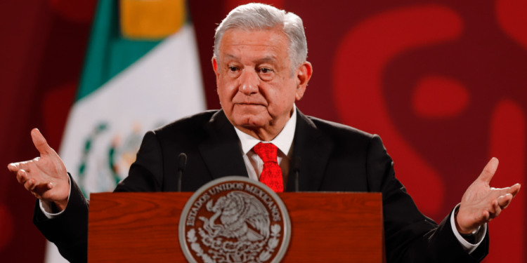 López Obrador pide a la prensa estar lejos del poder y cerca del pueblo