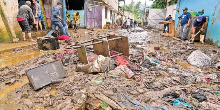Lodo ahoga cerca de 450 casas en Tejupilco; hay, al menos, 1,500 damnificados