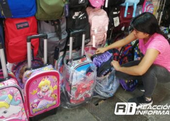 Mochilas “chinas” generan competencia y bajas ventas para comerciantes en Culiacán